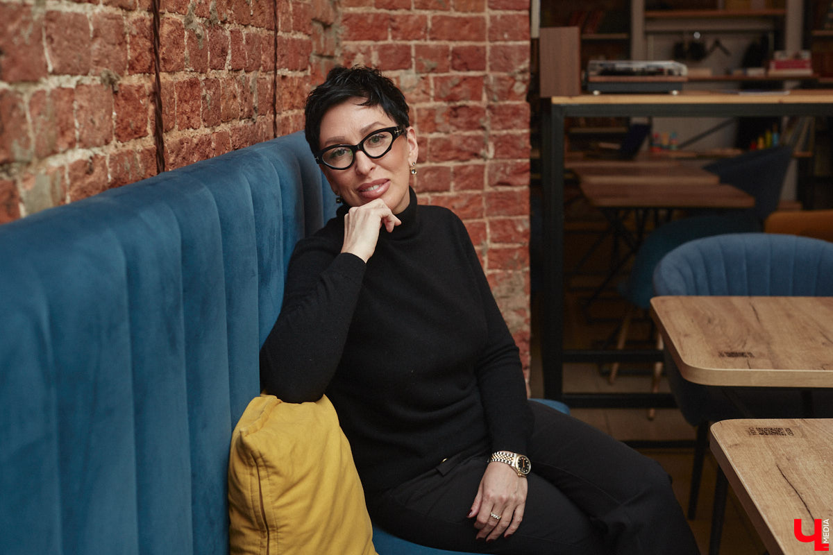 Сколько поколений своей семьи вы могли бы нарисовать на генеалогическом древе? Каждый из этих людей, а еще сотни других неизвестных родственников вполне могут оказывать влияние на вашу жизнь. Об этом говорит родология. Почему важно знать свои корни, «Ключ-Медиа» рассказала известный во Владимире родолог-ансестолог, эксперт по работе с родовым бессознательным и негативными программами рода Юлия Петухова.