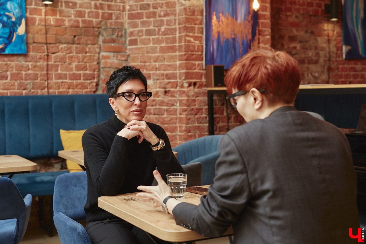 Сколько поколений своей семьи вы могли бы нарисовать на генеалогическом древе? Каждый из этих людей, а еще сотни других неизвестных родственников вполне могут оказывать влияние на вашу жизнь. Об этом говорит родология. Почему важно знать свои корни, «Ключ-Медиа» рассказала известный во Владимире родолог-ансестолог, эксперт по работе с родовым бессознательным и негативными программами рода Юлия Петухова.