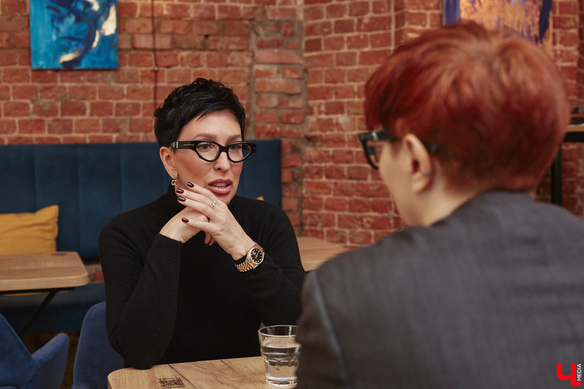 Сколько поколений своей семьи вы могли бы нарисовать на генеалогическом древе? Каждый из этих людей, а еще сотни других неизвестных родственников вполне могут оказывать влияние на вашу жизнь. Об этом говорит родология. Почему важно знать свои корни, «Ключ-Медиа» рассказала известный во Владимире родолог-ансестолог, эксперт по работе с родовым бессознательным и негативными программами рода Юлия Петухова.