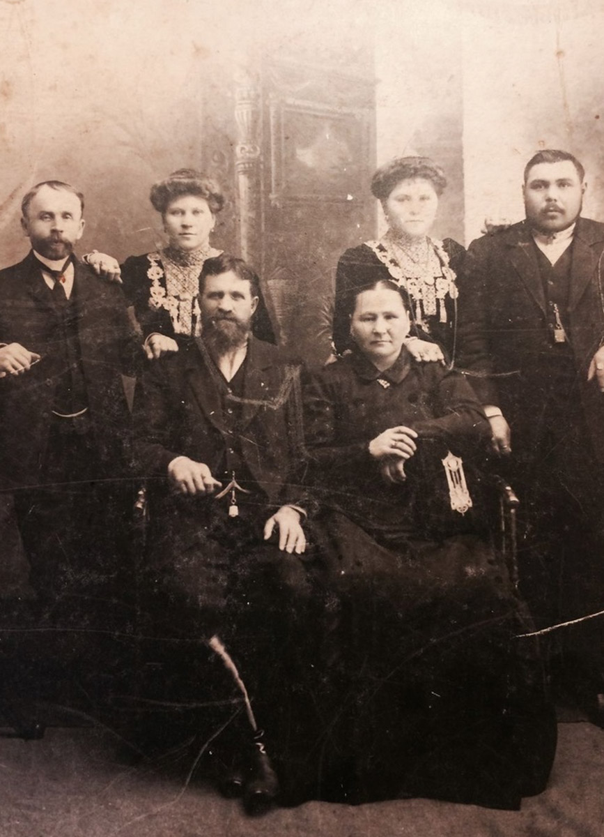 Сколько поколений своей семьи вы могли бы нарисовать на генеалогическом древе? Каждый из этих людей, а еще сотни других неизвестных родственников вполне могут оказывать влияние на вашу жизнь. Об этом говорит родология. Почему важно знать свои корни, «Ключ-Медиа» рассказала известный во Владимире родолог-ансестолог, эксперт по работе с родовым бессознательным и негативными программами рода Юлия Петухова.