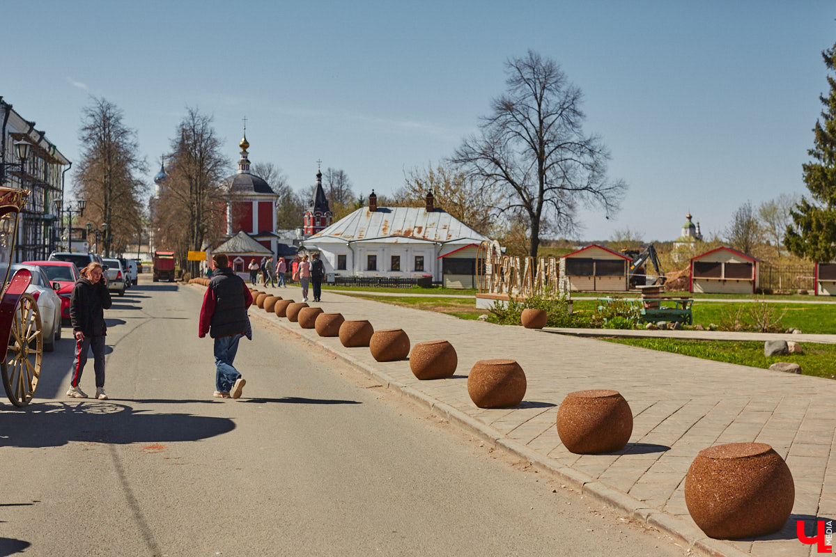 Суздаль усиленно готовится к тысячелетнему юбилею, в историческом центре работы на каждом углу. Из нового — благоустройство сада возле кремля и туристическая тропа вдоль живописного берега Каменки. Мы прогулялись по городу и увидели все своими глазами.