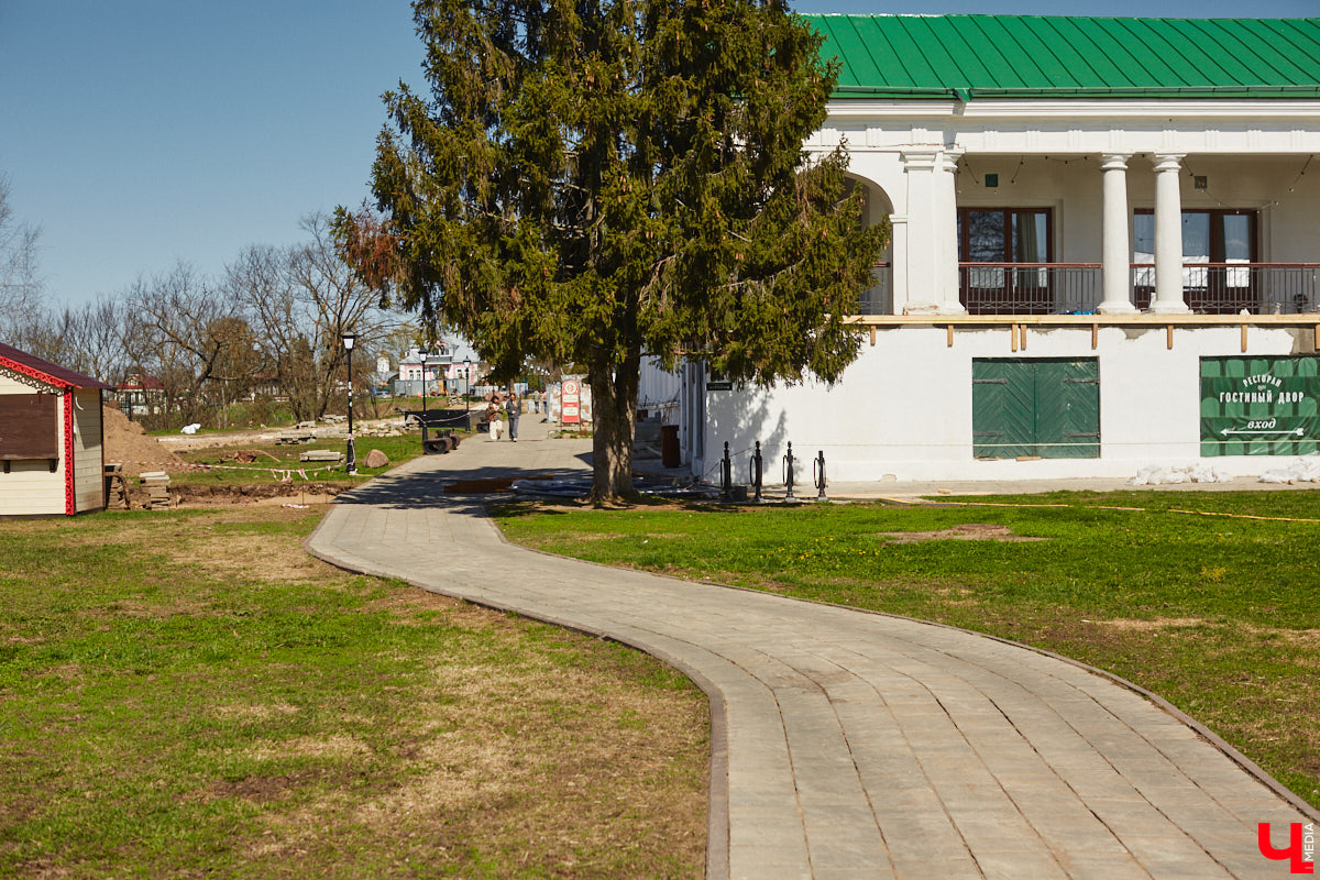 Суздаль усиленно готовится к тысячелетнему юбилею, в историческом центре работы на каждом углу. Из нового — благоустройство сада возле кремля и туристическая тропа вдоль живописного берега Каменки. Мы прогулялись по городу и увидели все своими глазами.