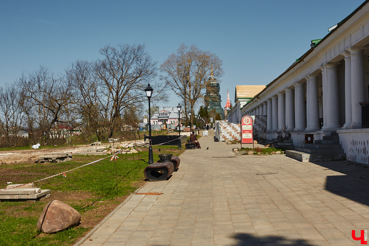 Суздаль усиленно готовится к тысячелетнему юбилею, в историческом центре работы на каждом углу. Из нового — благоустройство сада возле кремля и туристическая тропа вдоль живописного берега Каменки. Мы прогулялись по городу и увидели все своими глазами.