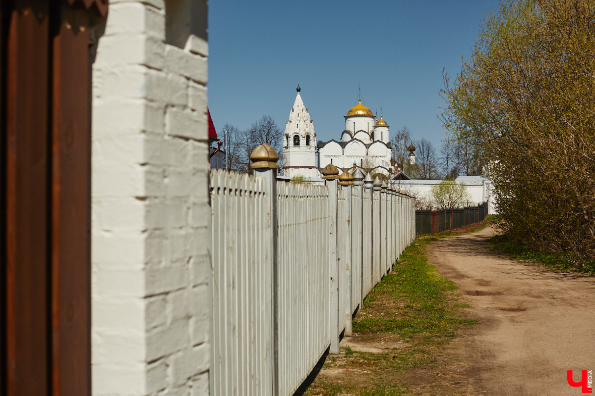 Суздаль усиленно готовится к тысячелетнему юбилею, в историческом центре работы на каждом углу. Из нового — благоустройство сада возле кремля и туристическая тропа вдоль живописного берега Каменки. Мы прогулялись по городу и увидели все своими глазами.