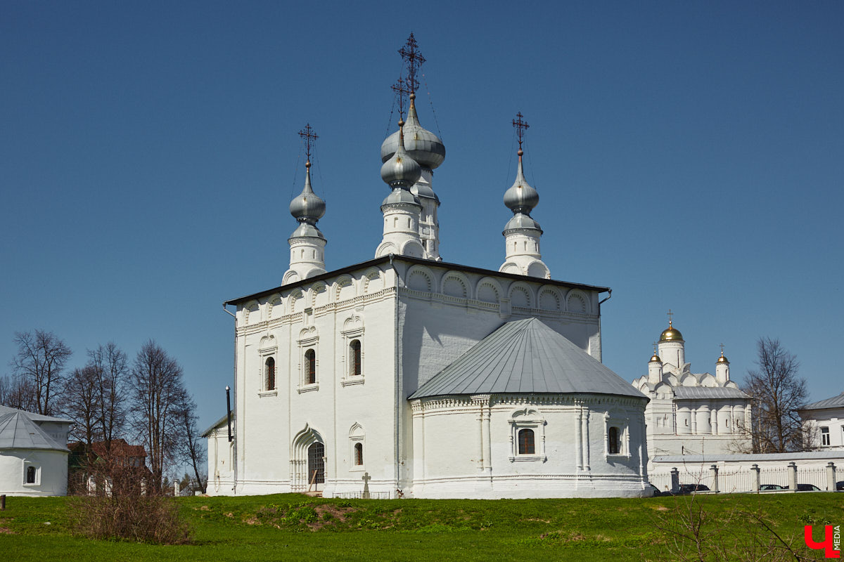 Суздаль усиленно готовится к тысячелетнему юбилею, в историческом центре работы на каждом углу. Из нового — благоустройство сада возле кремля и туристическая тропа вдоль живописного берега Каменки. Мы прогулялись по городу и увидели все своими глазами.