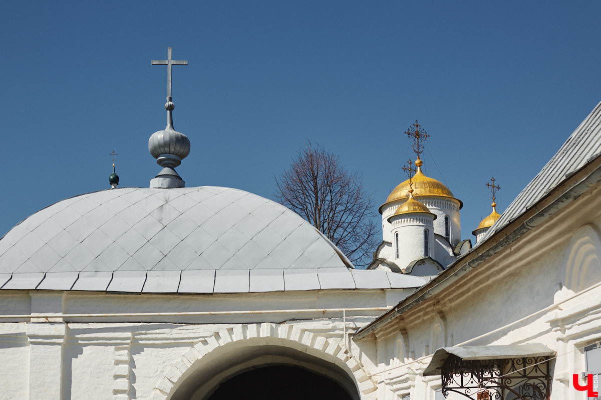 Суздаль усиленно готовится к тысячелетнему юбилею, в историческом центре работы на каждом углу. Из нового — благоустройство сада возле кремля и туристическая тропа вдоль живописного берега Каменки. Мы прогулялись по городу и увидели все своими глазами.