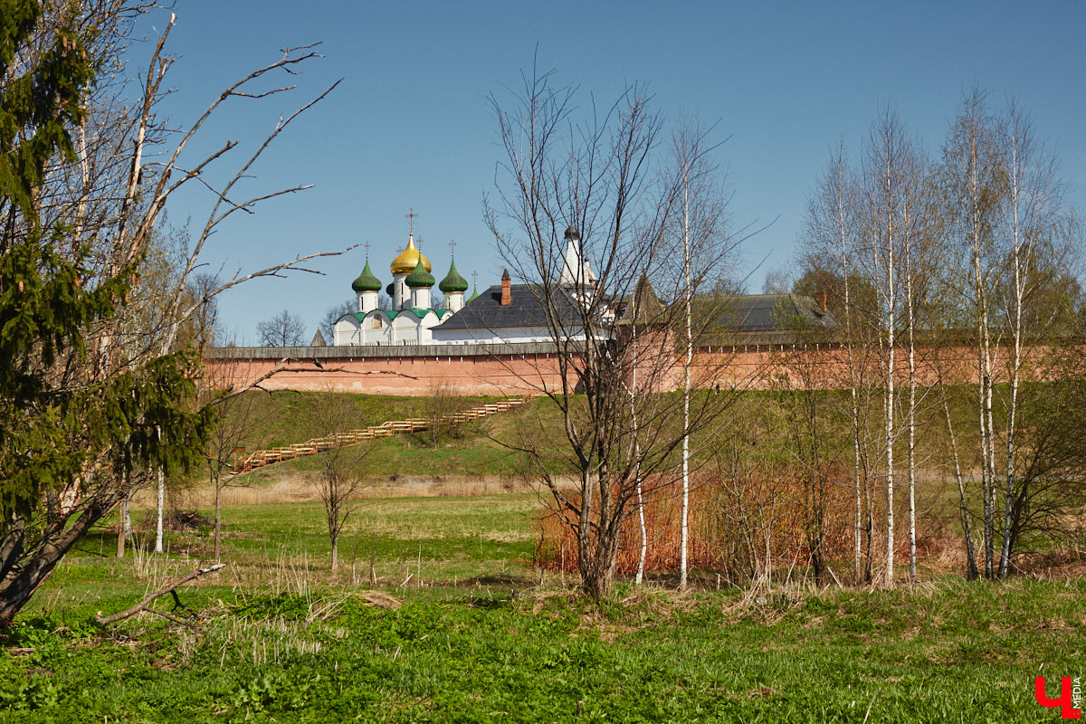 Суздаль усиленно готовится к тысячелетнему юбилею, в историческом центре работы на каждом углу. Из нового — благоустройство сада возле кремля и туристическая тропа вдоль живописного берега Каменки. Мы прогулялись по городу и увидели все своими глазами.