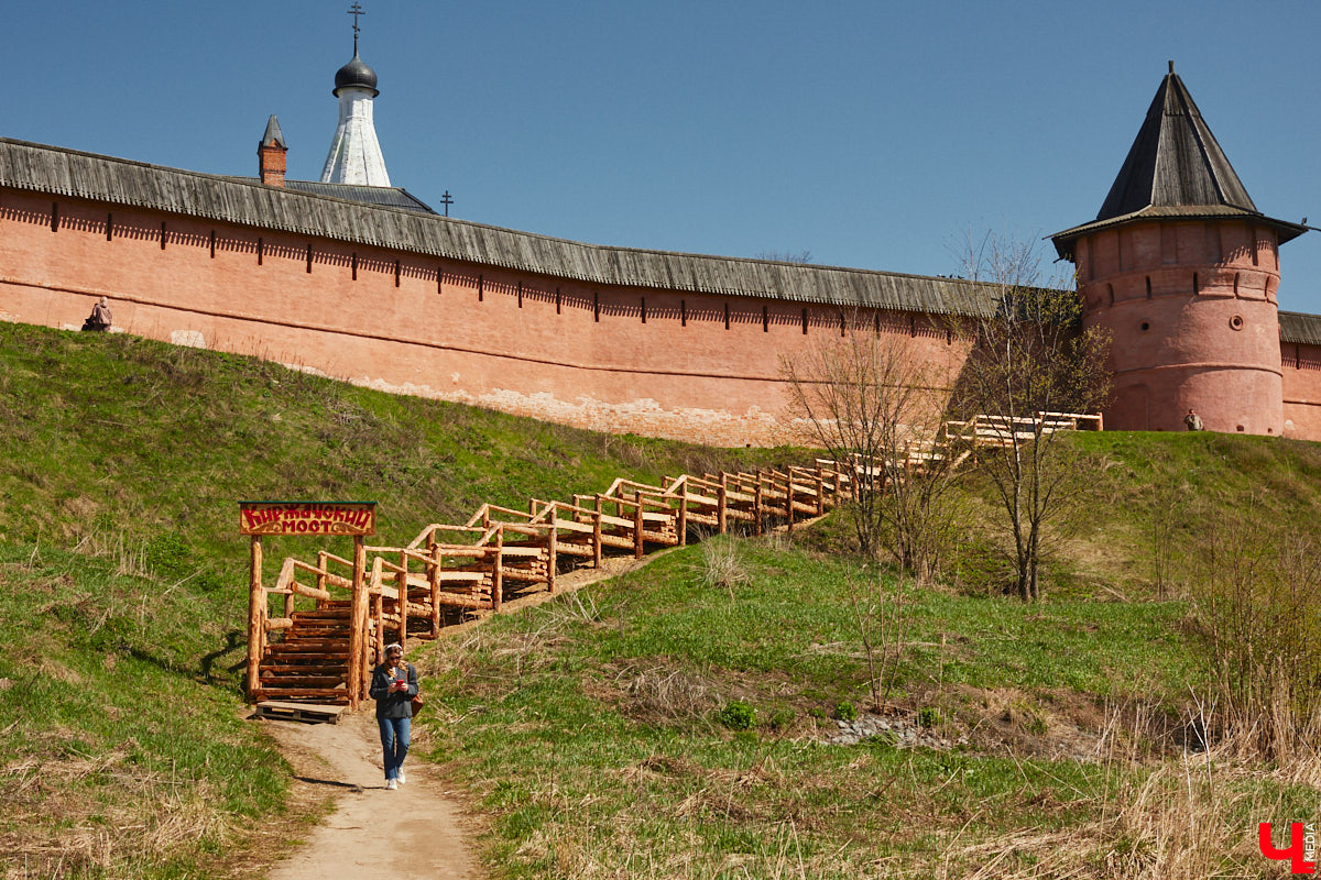 Суздаль усиленно готовится к тысячелетнему юбилею, в историческом центре работы на каждом углу. Из нового — благоустройство сада возле кремля и туристическая тропа вдоль живописного берега Каменки. Мы прогулялись по городу и увидели все своими глазами.