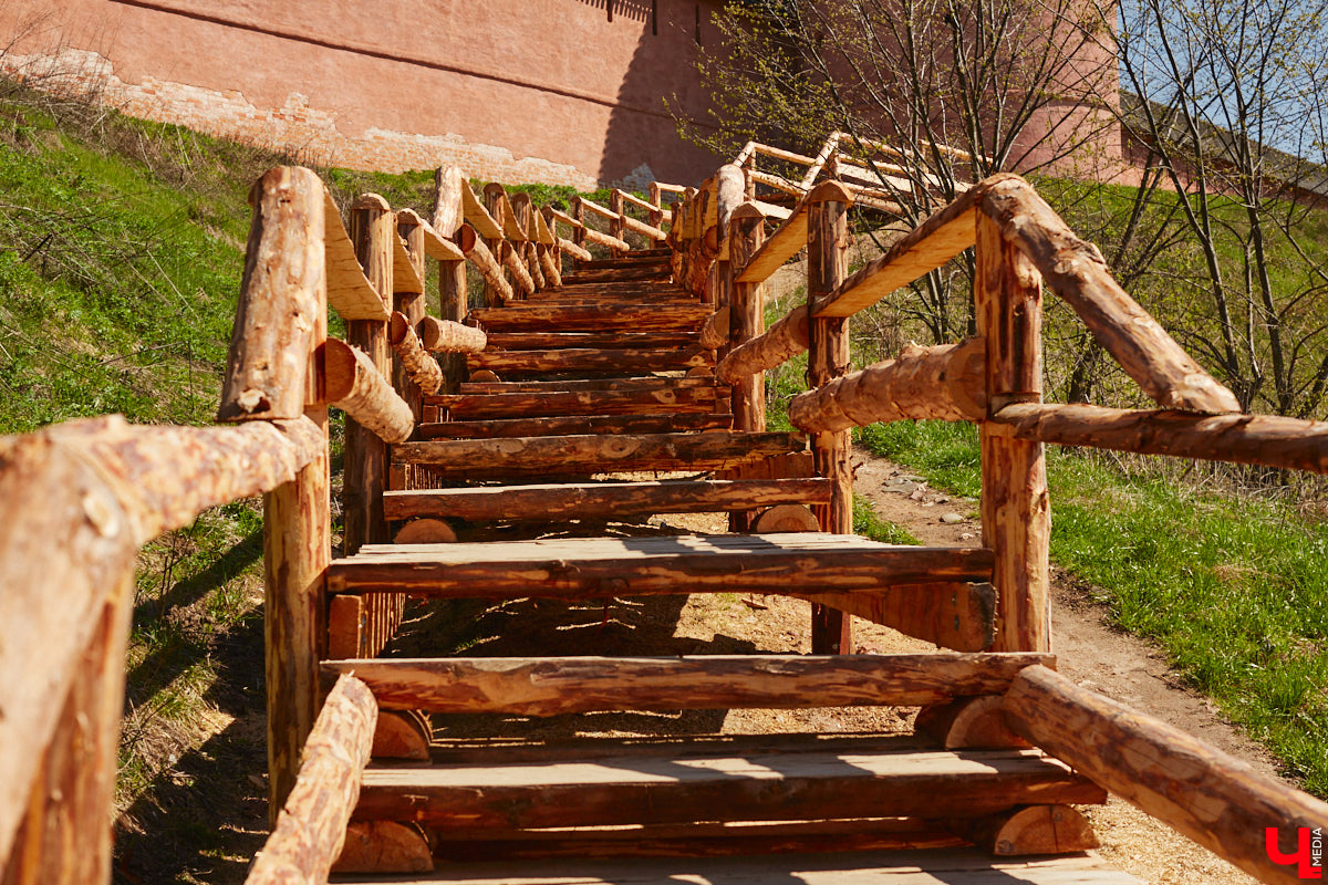 Суздаль усиленно готовится к тысячелетнему юбилею, в историческом центре работы на каждом углу. Из нового — благоустройство сада возле кремля и туристическая тропа вдоль живописного берега Каменки. Мы прогулялись по городу и увидели все своими глазами.