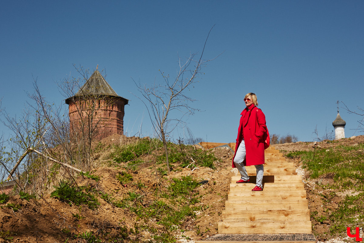 Суздаль усиленно готовится к тысячелетнему юбилею, в историческом центре работы на каждом углу. Из нового — благоустройство сада возле кремля и туристическая тропа вдоль живописного берега Каменки. Мы прогулялись по городу и увидели все своими глазами.
