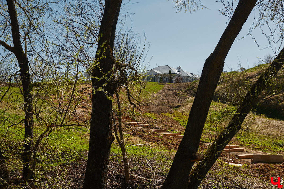 Суздаль усиленно готовится к тысячелетнему юбилею, в историческом центре работы на каждом углу. Из нового — благоустройство сада возле кремля и туристическая тропа вдоль живописного берега Каменки. Мы прогулялись по городу и увидели все своими глазами.
