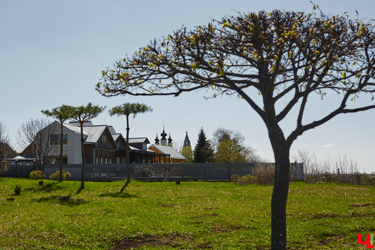 Суздаль усиленно готовится к тысячелетнему юбилею, в историческом центре работы на каждом углу. Из нового — благоустройство сада возле кремля и туристическая тропа вдоль живописного берега Каменки. Мы прогулялись по городу и увидели все своими глазами.