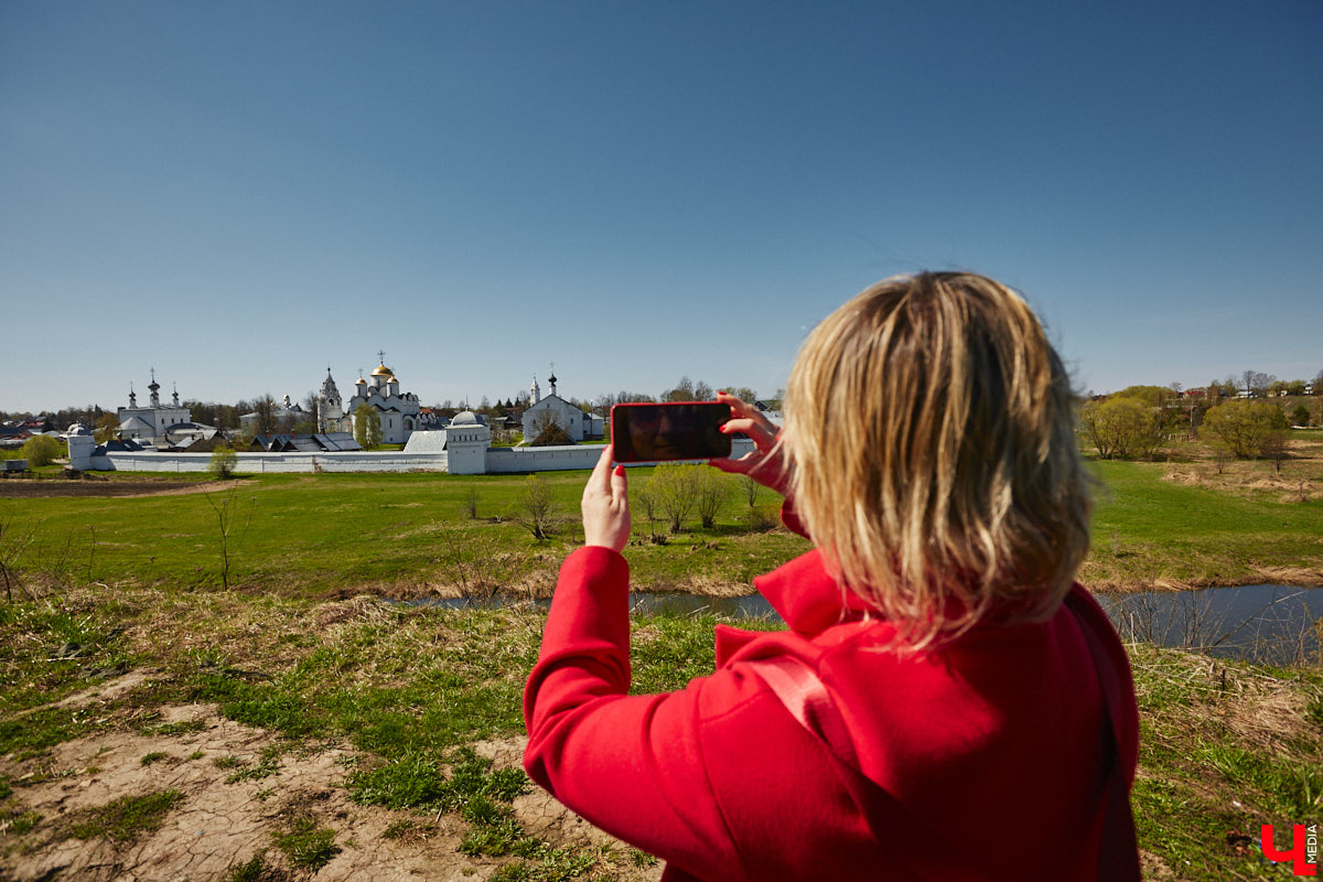 Суздаль усиленно готовится к тысячелетнему юбилею, в историческом центре работы на каждом углу. Из нового — благоустройство сада возле кремля и туристическая тропа вдоль живописного берега Каменки. Мы прогулялись по городу и увидели все своими глазами.