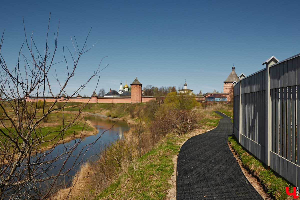Суздаль усиленно готовится к тысячелетнему юбилею, в историческом центре работы на каждом углу. Из нового — благоустройство сада возле кремля и туристическая тропа вдоль живописного берега Каменки. Мы прогулялись по городу и увидели все своими глазами.