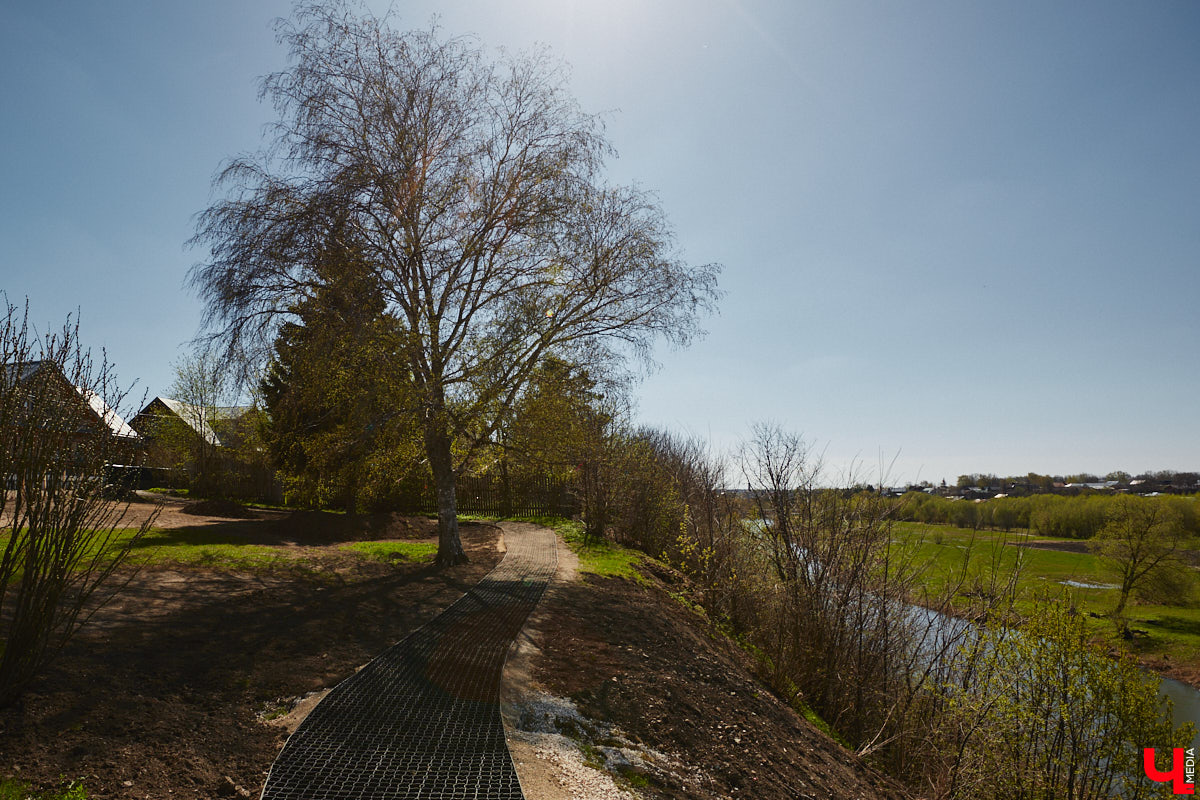Суздаль усиленно готовится к тысячелетнему юбилею, в историческом центре работы на каждом углу. Из нового — благоустройство сада возле кремля и туристическая тропа вдоль живописного берега Каменки. Мы прогулялись по городу и увидели все своими глазами.