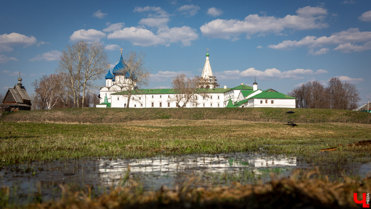 Суздаль усиленно готовится к тысячелетнему юбилею, в историческом центре работы на каждом углу. Из нового — благоустройство сада возле кремля и туристическая тропа вдоль живописного берега Каменки. Мы прогулялись по городу и увидели все своими глазами.