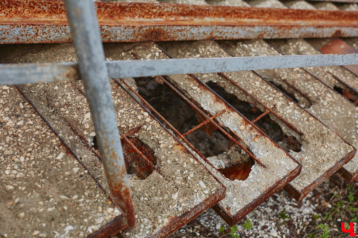 Аварийные лестницы Владимира планируют отремонтировать. Только в этом году в список войдут сразу 30 объектов. Работы на некоторых из них уже начались. Например, возле ЦУМа «Валентина» и на Никитском бульваре.