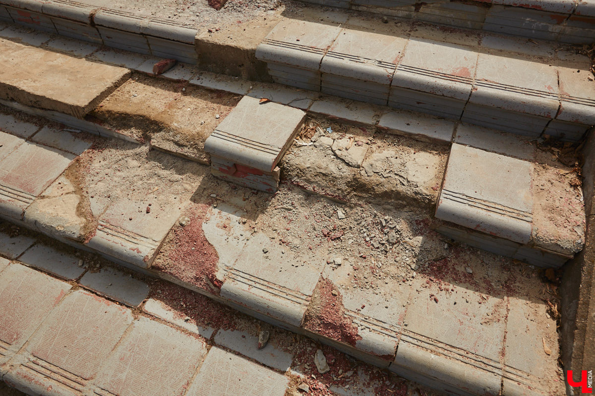 Аварийные лестницы Владимира планируют отремонтировать. Только в этом году в список войдут сразу 30 объектов. Работы на некоторых из них уже начались. Например, возле ЦУМа «Валентина» и на Никитском бульваре.