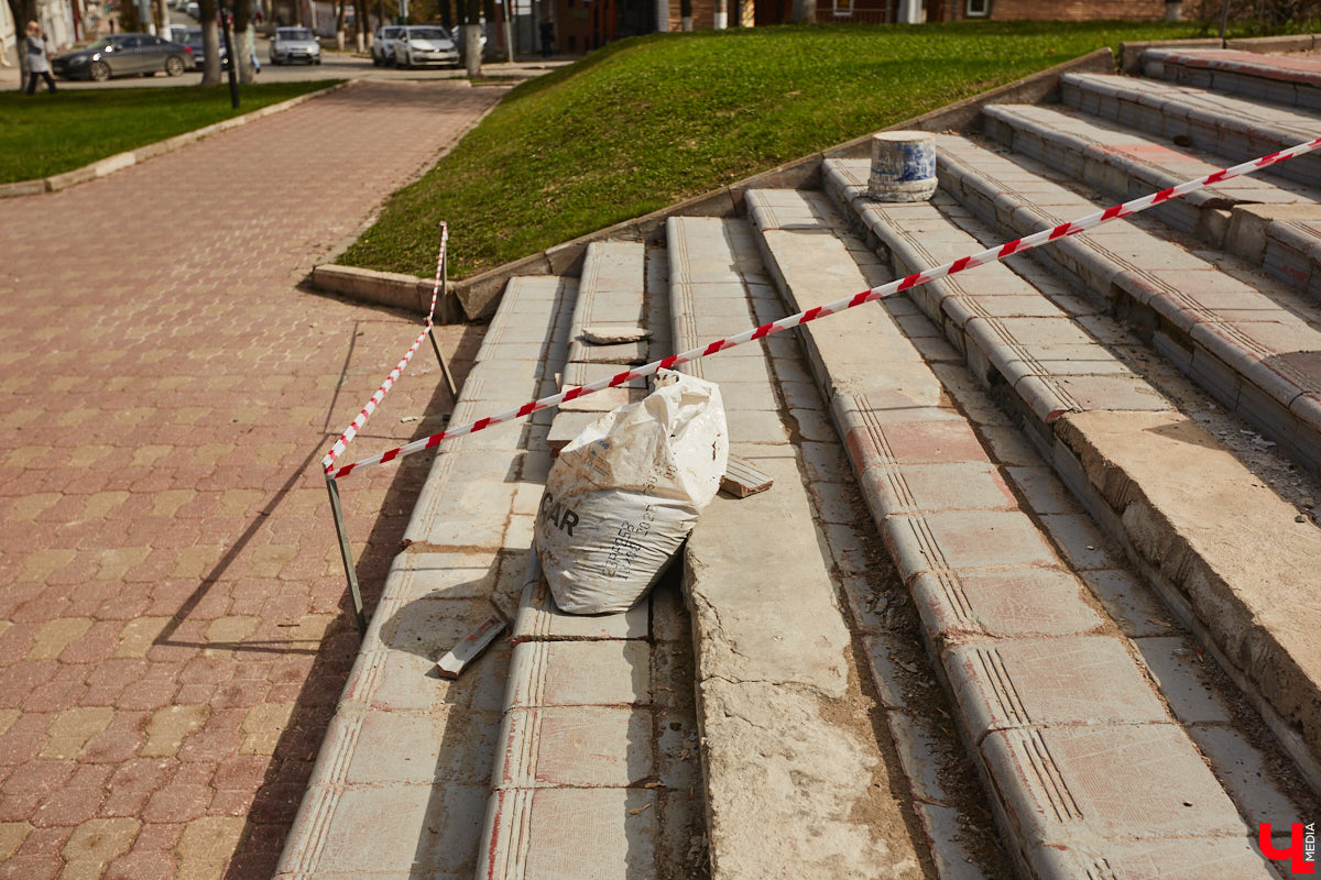 Аварийные лестницы Владимира планируют отремонтировать. Только в этом году в список войдут сразу 30 объектов. Работы на некоторых из них уже начались. Например, возле ЦУМа «Валентина» и на Никитском бульваре.