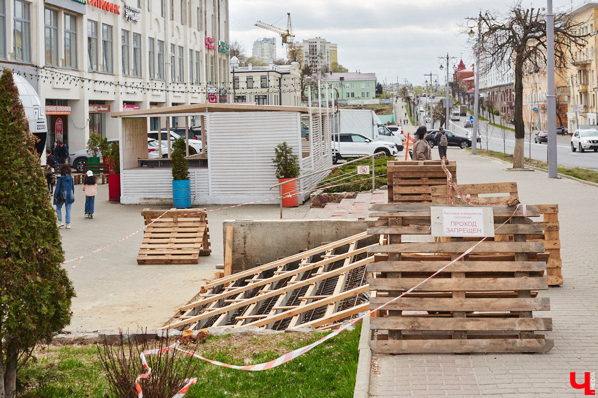 Аварийные лестницы Владимира планируют отремонтировать. Только в этом году в список войдут сразу 30 объектов. Работы на некоторых из них уже начались. Например, возле ЦУМа «Валентина» и на Никитском бульваре.