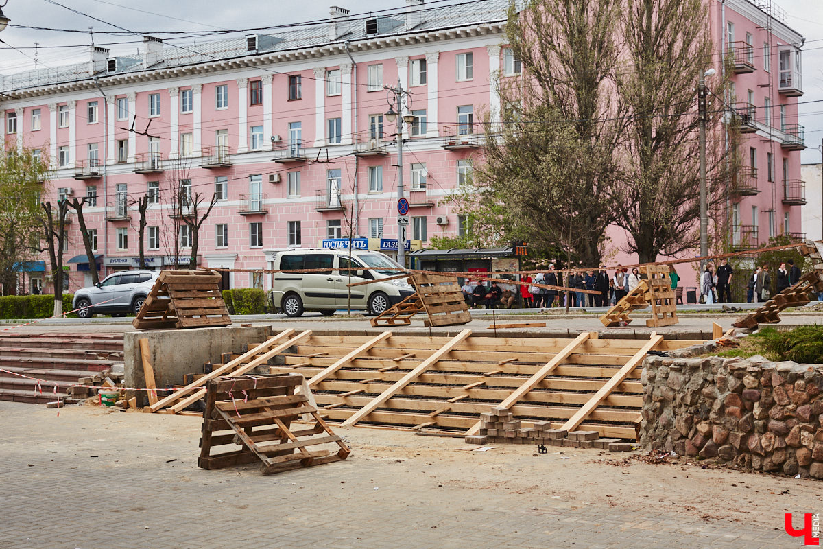 Аварийные лестницы Владимира планируют отремонтировать. Только в этом году в список войдут сразу 30 объектов. Работы на некоторых из них уже начались. Например, возле ЦУМа «Валентина» и на Никитском бульваре.