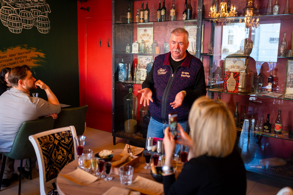 Сейчас можно попробовать кухню любого региона, но почему бы в первую очередь не изучить местную? Такую возможность жителям и гостям Владимира предоставил ресторатор Игорь Кехтер. В его новом заведении с региональными блюдами и напитками прошел открытый традиционный гастроужин с кулинарными изысками и напитками из фамильного резерва.