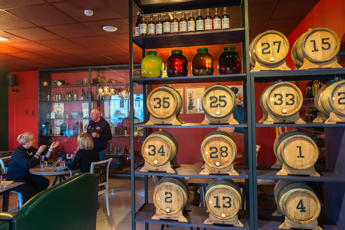 Сейчас можно попробовать кухню любого региона, но почему бы в первую очередь не изучить местную? Такую возможность жителям и гостям Владимира предоставил ресторатор Игорь Кехтер. В его новом заведении с региональными блюдами и напитками прошел открытый традиционный гастроужин с кулинарными изысками и напитками из фамильного резерва.