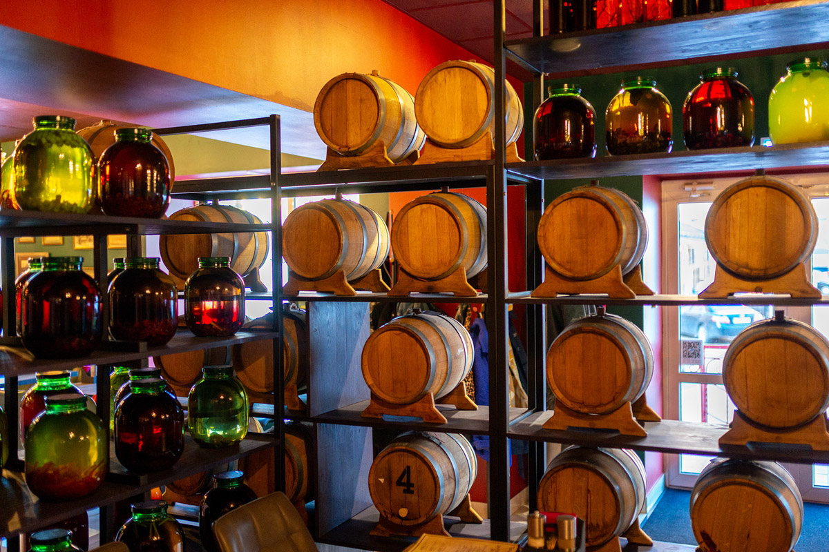 Сейчас можно попробовать кухню любого региона, но почему бы в первую очередь не изучить местную? Такую возможность жителям и гостям Владимира предоставил ресторатор Игорь Кехтер. В его новом заведении с региональными блюдами и напитками прошел открытый традиционный гастроужин с кулинарными изысками и напитками из фамильного резерва.