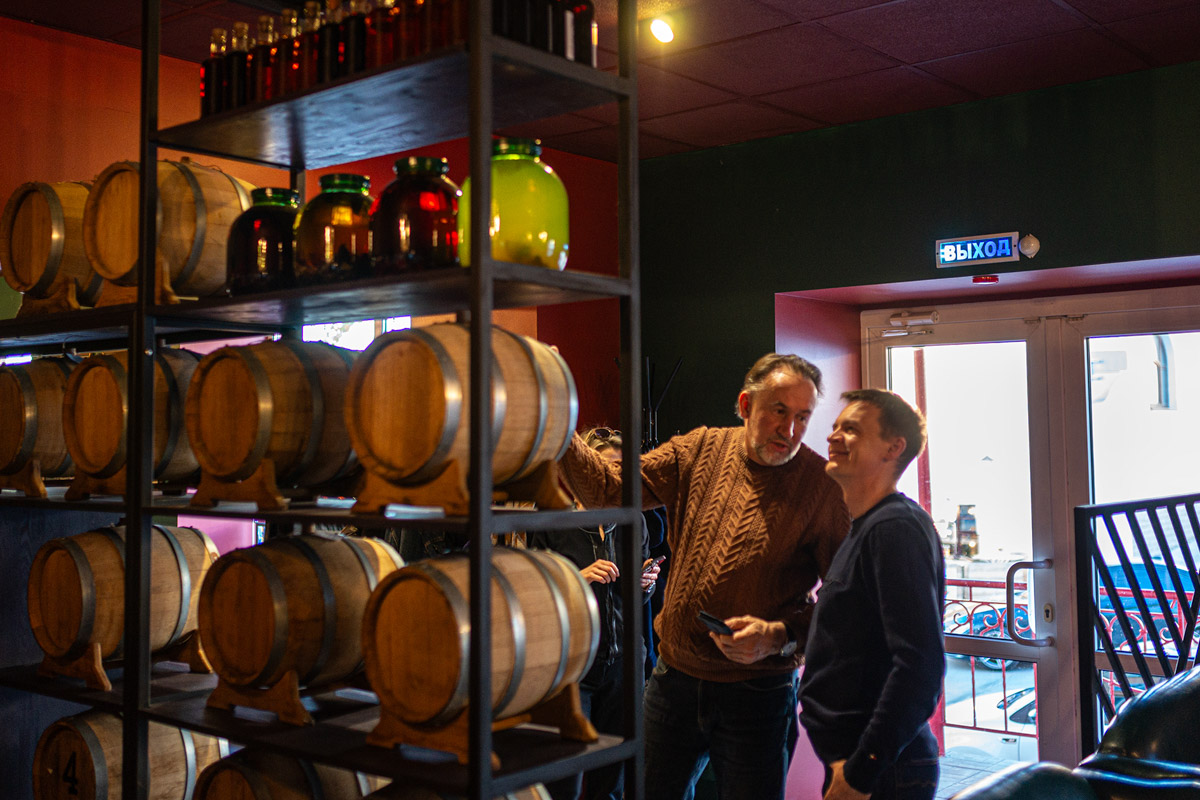 Сейчас можно попробовать кухню любого региона, но почему бы в первую очередь не изучить местную? Такую возможность жителям и гостям Владимира предоставил ресторатор Игорь Кехтер. В его новом заведении с региональными блюдами и напитками прошел открытый традиционный гастроужин с кулинарными изысками и напитками из фамильного резерва.