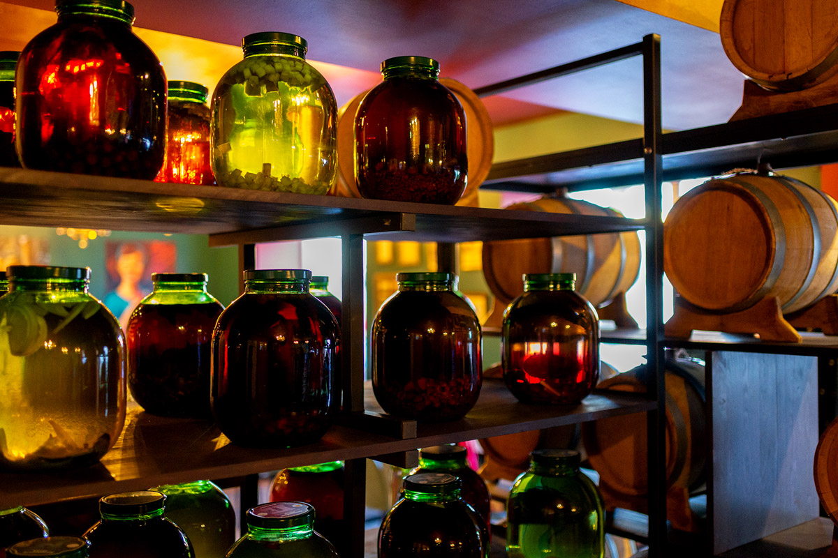 Сейчас можно попробовать кухню любого региона, но почему бы в первую очередь не изучить местную? Такую возможность жителям и гостям Владимира предоставил ресторатор Игорь Кехтер. В его новом заведении с региональными блюдами и напитками прошел открытый традиционный гастроужин с кулинарными изысками и напитками из фамильного резерва.