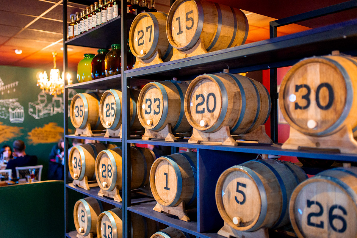 Сейчас можно попробовать кухню любого региона, но почему бы в первую очередь не изучить местную? Такую возможность жителям и гостям Владимира предоставил ресторатор Игорь Кехтер. В его новом заведении с региональными блюдами и напитками прошел открытый традиционный гастроужин с кулинарными изысками и напитками из фамильного резерва.