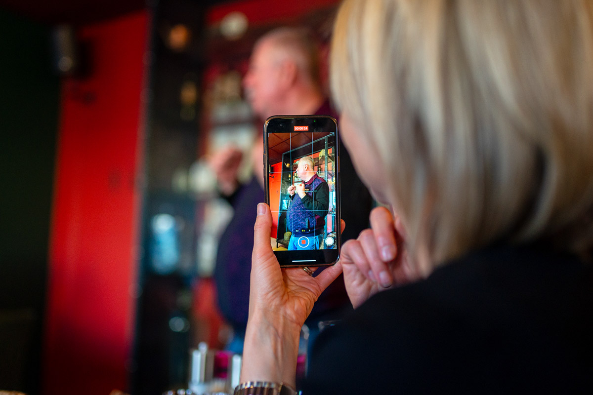 Сейчас можно попробовать кухню любого региона, но почему бы в первую очередь не изучить местную? Такую возможность жителям и гостям Владимира предоставил ресторатор Игорь Кехтер. В его новом заведении с региональными блюдами и напитками прошел открытый традиционный гастроужин с кулинарными изысками и напитками из фамильного резерва.