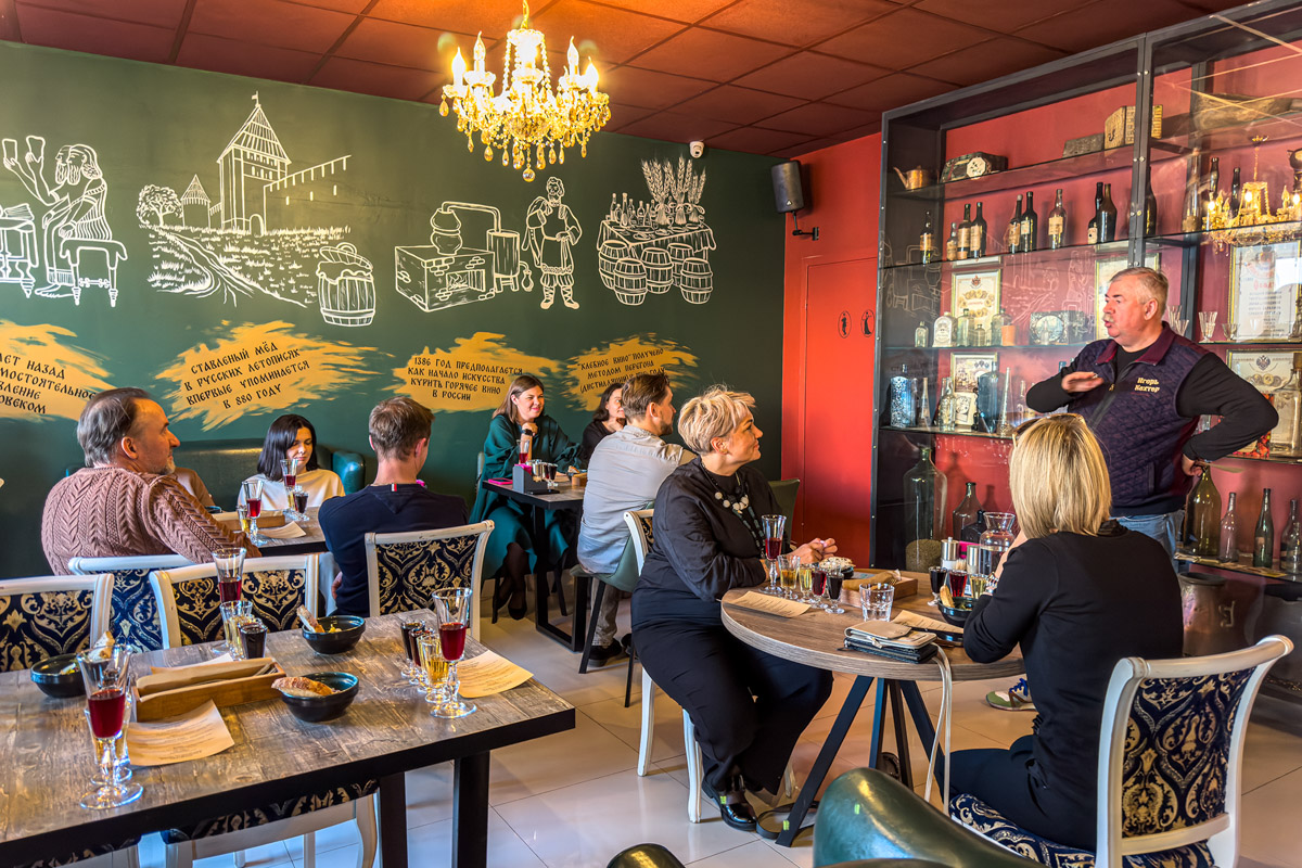 Сейчас можно попробовать кухню любого региона, но почему бы в первую очередь не изучить местную? Такую возможность жителям и гостям Владимира предоставил ресторатор Игорь Кехтер. В его новом заведении с региональными блюдами и напитками прошел открытый традиционный гастроужин с кулинарными изысками и напитками из фамильного резерва.