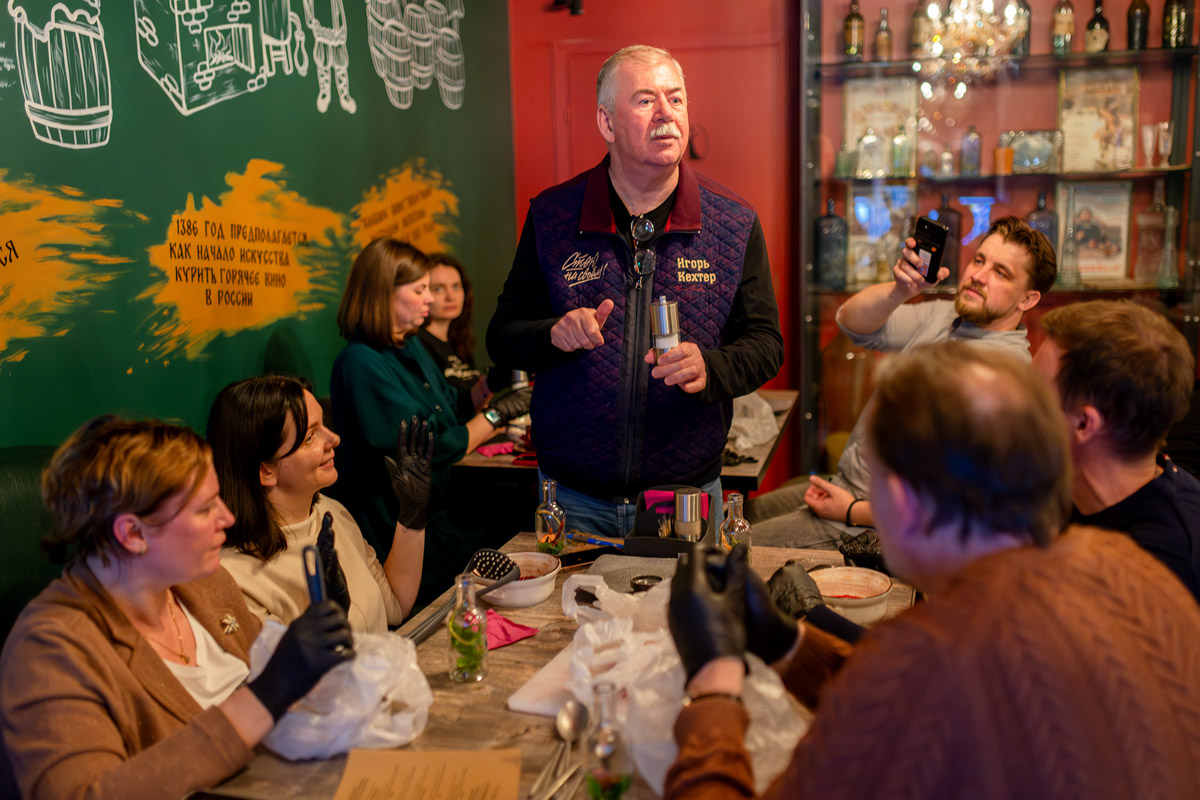 Сейчас можно попробовать кухню любого региона, но почему бы в первую очередь не изучить местную? Такую возможность жителям и гостям Владимира предоставил ресторатор Игорь Кехтер. В его новом заведении с региональными блюдами и напитками прошел открытый традиционный гастроужин с кулинарными изысками и напитками из фамильного резерва.