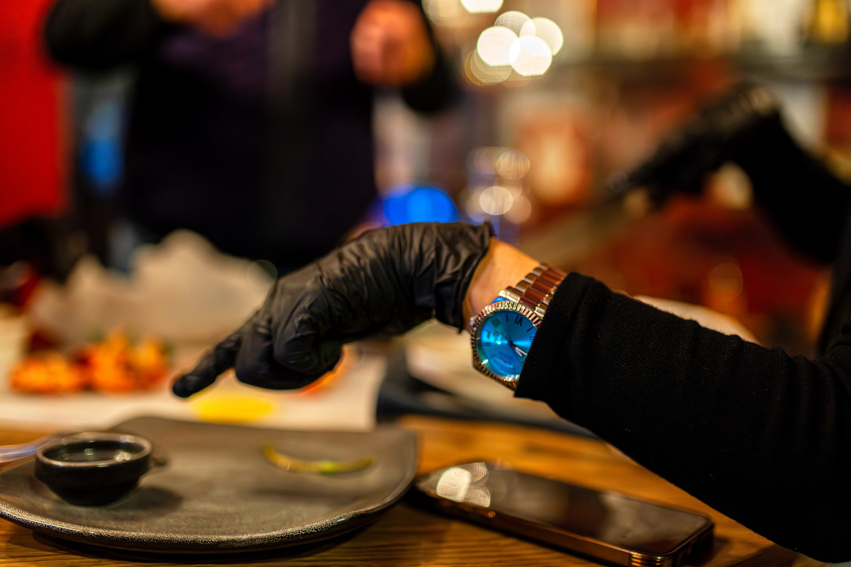 Сейчас можно попробовать кухню любого региона, но почему бы в первую очередь не изучить местную? Такую возможность жителям и гостям Владимира предоставил ресторатор Игорь Кехтер. В его новом заведении с региональными блюдами и напитками прошел открытый традиционный гастроужин с кулинарными изысками и напитками из фамильного резерва.