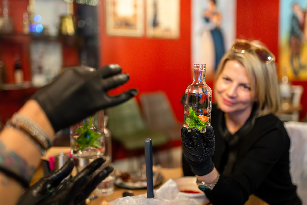 Сейчас можно попробовать кухню любого региона, но почему бы в первую очередь не изучить местную? Такую возможность жителям и гостям Владимира предоставил ресторатор Игорь Кехтер. В его новом заведении с региональными блюдами и напитками прошел открытый традиционный гастроужин с кулинарными изысками и напитками из фамильного резерва.