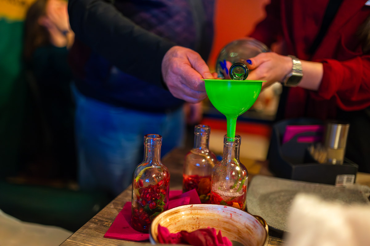 Сейчас можно попробовать кухню любого региона, но почему бы в первую очередь не изучить местную? Такую возможность жителям и гостям Владимира предоставил ресторатор Игорь Кехтер. В его новом заведении с региональными блюдами и напитками прошел открытый традиционный гастроужин с кулинарными изысками и напитками из фамильного резерва.