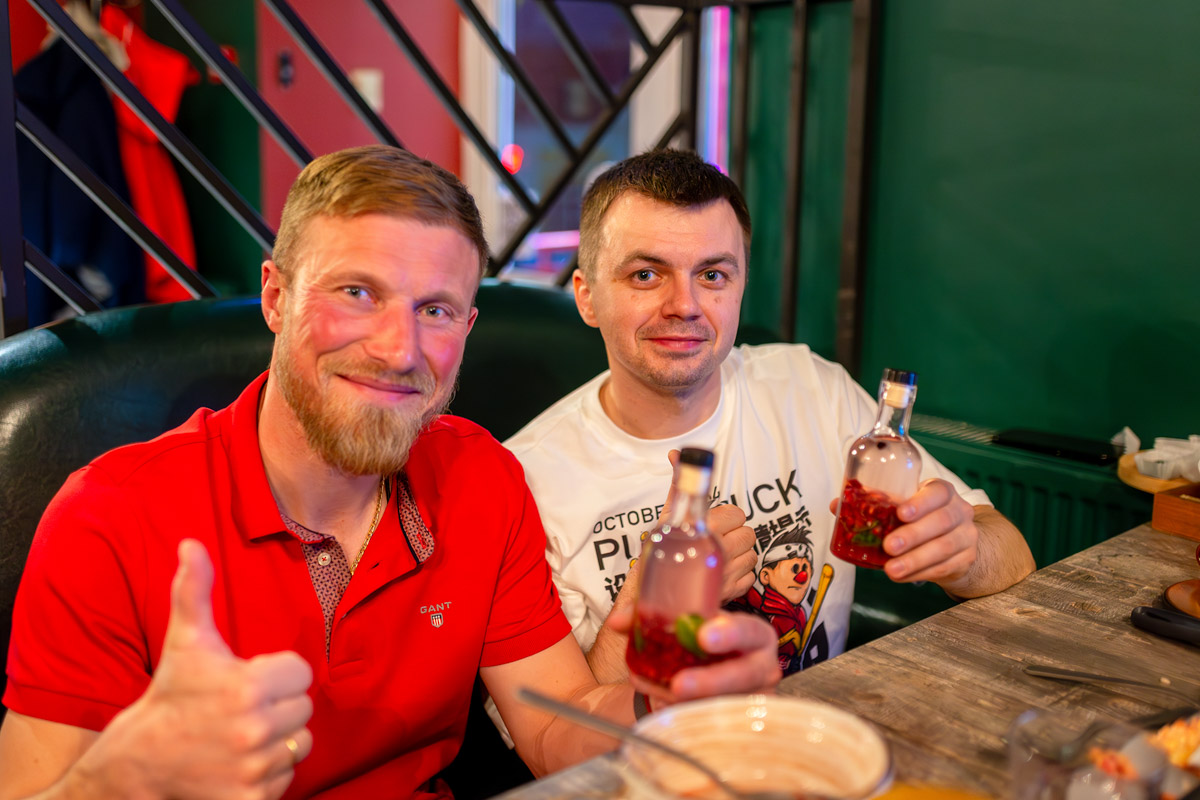 Сейчас можно попробовать кухню любого региона, но почему бы в первую очередь не изучить местную? Такую возможность жителям и гостям Владимира предоставил ресторатор Игорь Кехтер. В его новом заведении с региональными блюдами и напитками прошел открытый традиционный гастроужин с кулинарными изысками и напитками из фамильного резерва.