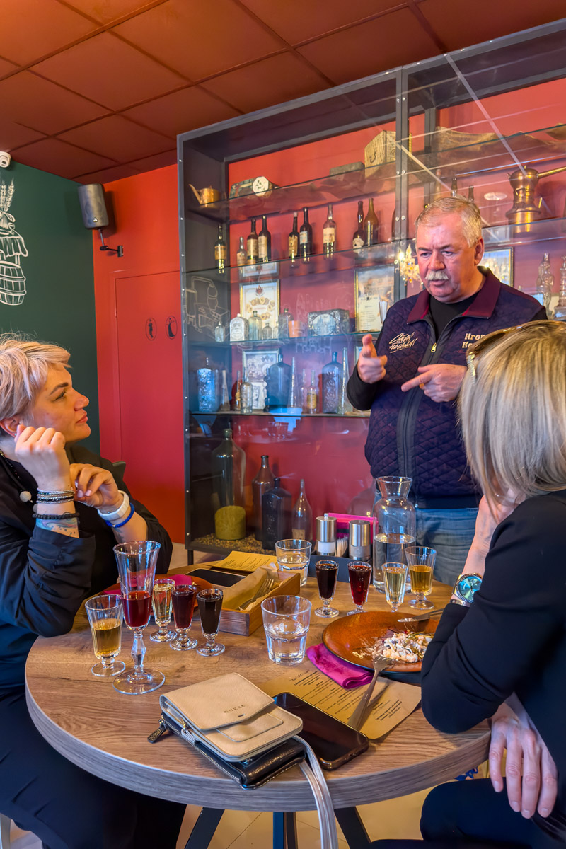 Сейчас можно попробовать кухню любого региона, но почему бы в первую очередь не изучить местную? Такую возможность жителям и гостям Владимира предоставил ресторатор Игорь Кехтер. В его новом заведении с региональными блюдами и напитками прошел открытый традиционный гастроужин с кулинарными изысками и напитками из фамильного резерва.