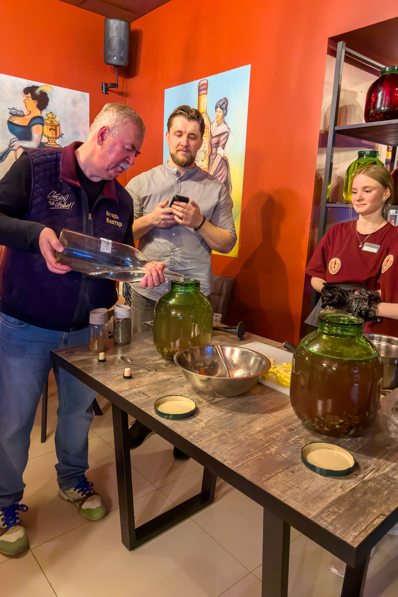 Сейчас можно попробовать кухню любого региона, но почему бы в первую очередь не изучить местную? Такую возможность жителям и гостям Владимира предоставил ресторатор Игорь Кехтер. В его новом заведении с региональными блюдами и напитками прошел открытый традиционный гастроужин с кулинарными изысками и напитками из фамильного резерва.