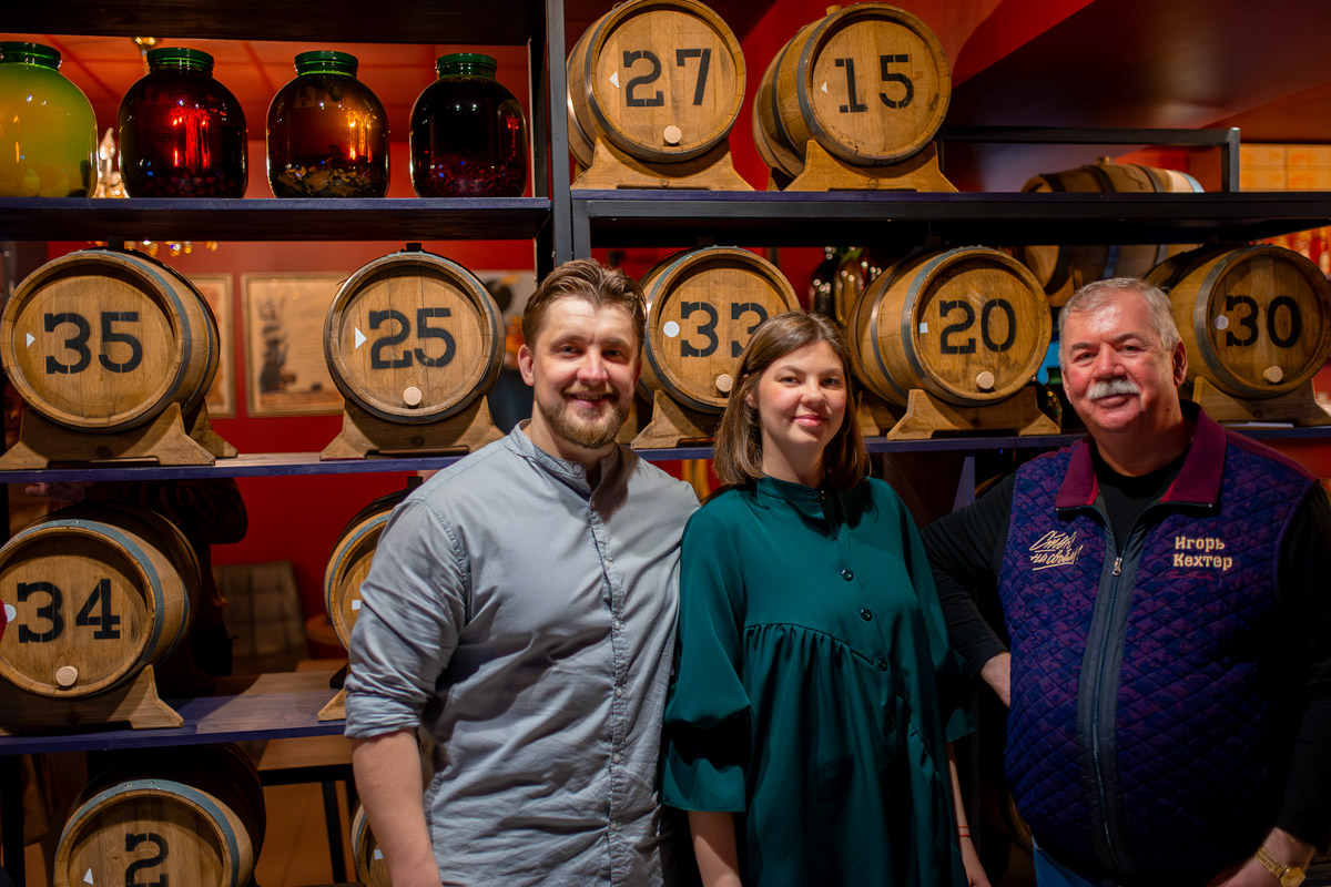 Сейчас можно попробовать кухню любого региона, но почему бы в первую очередь не изучить местную? Такую возможность жителям и гостям Владимира предоставил ресторатор Игорь Кехтер. В его новом заведении с региональными блюдами и напитками прошел открытый традиционный гастроужин с кулинарными изысками и напитками из фамильного резерва.