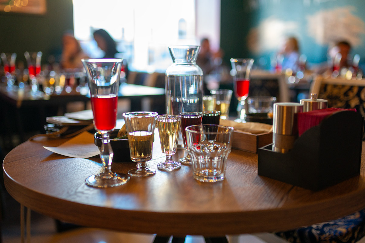 Сейчас можно попробовать кухню любого региона, но почему бы в первую очередь не изучить местную? Такую возможность жителям и гостям Владимира предоставил ресторатор Игорь Кехтер. В его новом заведении с региональными блюдами и напитками прошел открытый традиционный гастроужин с кулинарными изысками и напитками из фамильного резерва.