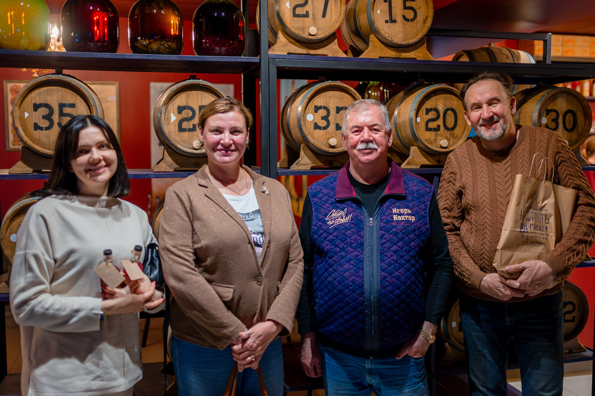 Сейчас можно попробовать кухню любого региона, но почему бы в первую очередь не изучить местную? Такую возможность жителям и гостям Владимира предоставил ресторатор Игорь Кехтер. В его новом заведении с региональными блюдами и напитками прошел открытый традиционный гастроужин с кулинарными изысками и напитками из фамильного резерва.