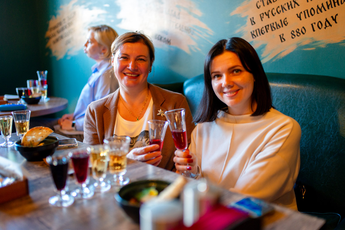 Сейчас можно попробовать кухню любого региона, но почему бы в первую очередь не изучить местную? Такую возможность жителям и гостям Владимира предоставил ресторатор Игорь Кехтер. В его новом заведении с региональными блюдами и напитками прошел открытый традиционный гастроужин с кулинарными изысками и напитками из фамильного резерва.