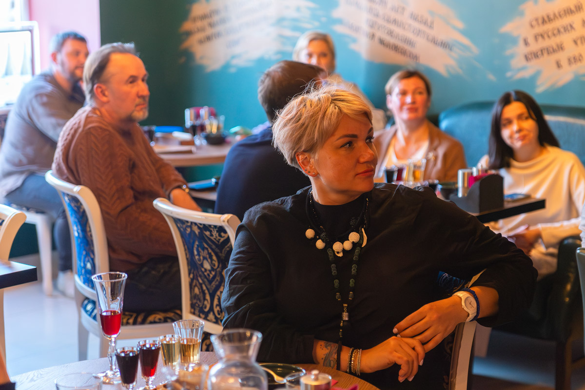 Сейчас можно попробовать кухню любого региона, но почему бы в первую очередь не изучить местную? Такую возможность жителям и гостям Владимира предоставил ресторатор Игорь Кехтер. В его новом заведении с региональными блюдами и напитками прошел открытый традиционный гастроужин с кулинарными изысками и напитками из фамильного резерва.