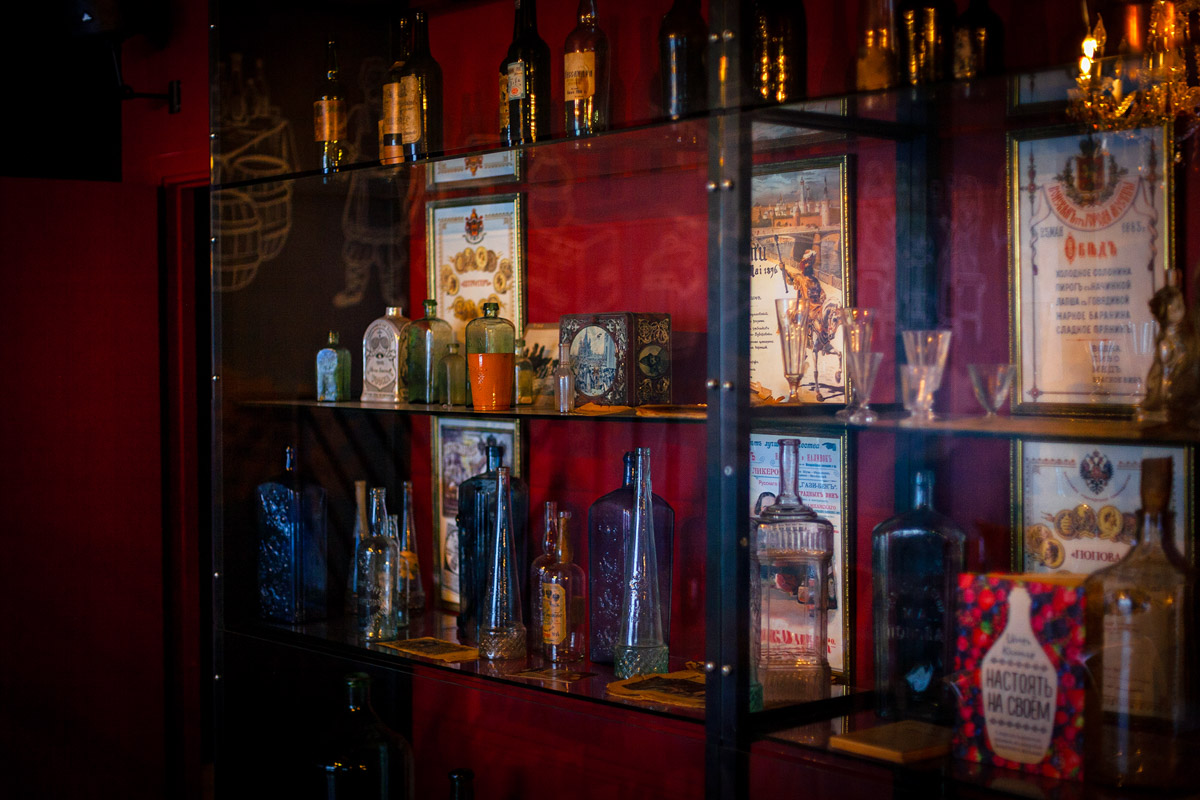 Сейчас можно попробовать кухню любого региона, но почему бы в первую очередь не изучить местную? Такую возможность жителям и гостям Владимира предоставил ресторатор Игорь Кехтер. В его новом заведении с региональными блюдами и напитками прошел открытый традиционный гастроужин с кулинарными изысками и напитками из фамильного резерва.