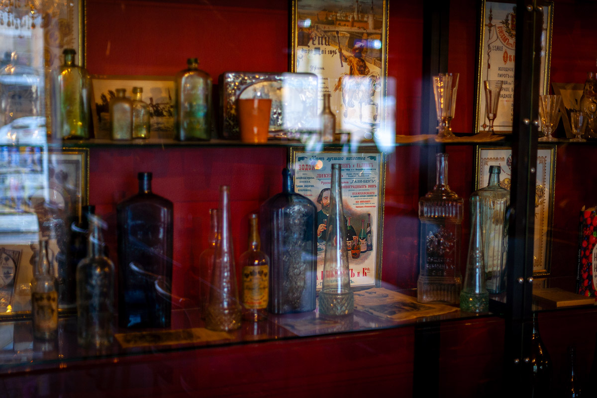 Сейчас можно попробовать кухню любого региона, но почему бы в первую очередь не изучить местную? Такую возможность жителям и гостям Владимира предоставил ресторатор Игорь Кехтер. В его новом заведении с региональными блюдами и напитками прошел открытый традиционный гастроужин с кулинарными изысками и напитками из фамильного резерва.