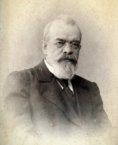 Михаил Кнопф родился в 1846 году в дворянской семье. Окончил в Санкт-Петербурге Николаевскую инженерную академию. Службу начинал в унтер-офицером 12-го пехотного Великолуцкого полка, потом был переведен на гражданку, получил чин губернского секретаря во Владимире. В 1869 году уволился и работал в фотографии Н. Г. Мейера на Дворянской улице. Спустя два года открыл собственное фотографическое заведение. Но, несмотря на то, что дела его шли весьма успешно, в 1878 году Михаил Платонович вернулся на службу — техником при городской управе по строительной и дорожной части и трудился в этой должности до 1900 года. Какие же работы Кнопфа украсили наш город?