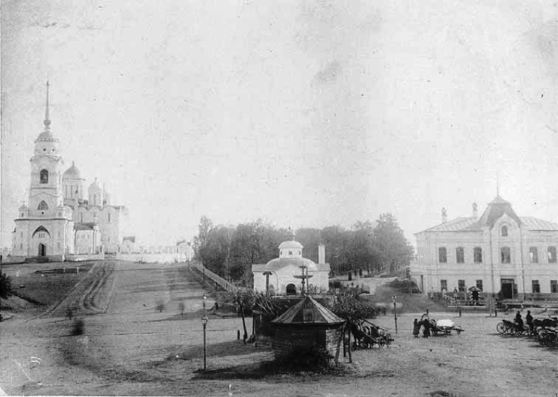 Михаил Кнопф родился в 1846 году в дворянской семье. Окончил в Санкт-Петербурге Николаевскую инженерную академию. Службу начинал в унтер-офицером 12-го пехотного Великолуцкого полка, потом был переведен на гражданку, получил чин губернского секретаря во Владимире. В 1869 году уволился и работал в фотографии Н. Г. Мейера на Дворянской улице. Спустя два года открыл собственное фотографическое заведение. Но, несмотря на то, что дела его шли весьма успешно, в 1878 году Михаил Платонович вернулся на службу — техником при городской управе по строительной и дорожной части и трудился в этой должности до 1900 года. Какие же работы Кнопфа украсили наш город?