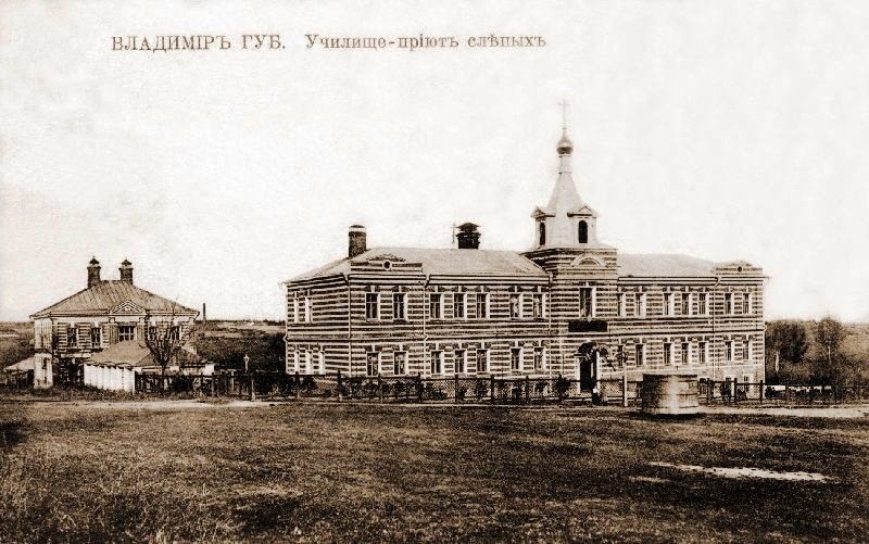 Михаил Кнопф родился в 1846 году в дворянской семье. Окончил в Санкт-Петербурге Николаевскую инженерную академию. Службу начинал в унтер-офицером 12-го пехотного Великолуцкого полка, потом был переведен на гражданку, получил чин губернского секретаря во Владимире. В 1869 году уволился и работал в фотографии Н. Г. Мейера на Дворянской улице. Спустя два года открыл собственное фотографическое заведение. Но, несмотря на то, что дела его шли весьма успешно, в 1878 году Михаил Платонович вернулся на службу — техником при городской управе по строительной и дорожной части и трудился в этой должности до 1900 года. Какие же работы Кнопфа украсили наш город?